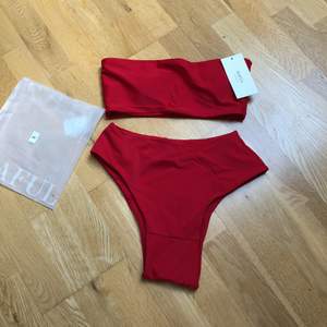 Helt ny bikini från Zaful i storlek S säljes pga dubbelköp. Sista bilden visar färgen bäst, underdelen är högmidjad och sitter superfint. Aldrig använd/testad, påse medföljer. Köpare står för frakt🌸