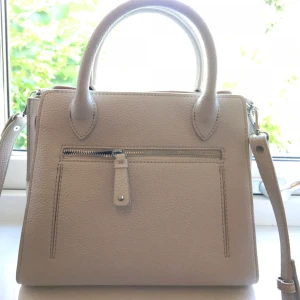  - HELT NY aldrig använd handväska fr zara. Den är mycket rymlig så man får plats me mycke 