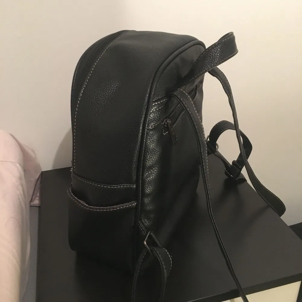 En fin o nätt ryggsäck som man kan använda till vardagen o fina tillfällen,den kommer ej till användning. Köparen betalar för frakt som ligger på 20kr extra☺️. Väskor.