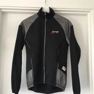  - Cykeljacka perfekt för längre cykelturer. Bra fickor på ryggen. Funkar på för- eller eftersäsong alternativt på morgonen under sommaren. 