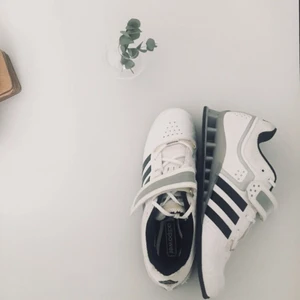  - Adidas adipower Weightlift- lyftnimgsskor   Nästintill nya Adidasskor. Nypris: 1769:-  Använda max 4-5 gånger. / Stl: 42.  Prioriterar snabba affärer. Ev. frakt går att tillgå men bekostas av köparen. :)