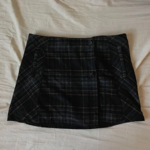  - Kjol från pull&bear. Ser extremt kort ut men funkar bra på mig som är 1.65:) 