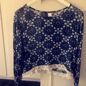  - Blåvit tunn tröja från H&M. Storlek:M. Pris: 35kr