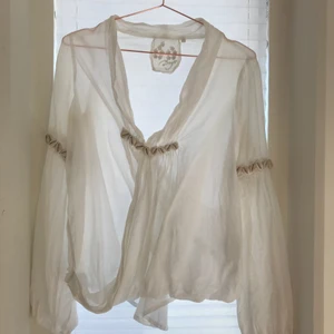  - Vit långärmad blus från märket Sixty Days i stl Smal.  Den är lite urringad med snäckor som dekoration.  Super söt!  Köptes för några månader sen för ca 700kr.  Köpare står för frakt 😉