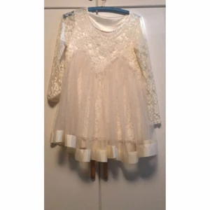 - Unik spetsklänning i storlek S