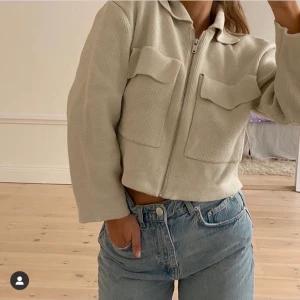 Kofta - Jättefin stickad kofta. Säljer på grund av att den aldrig kommer till användning. Inte använd mer än två gånger.