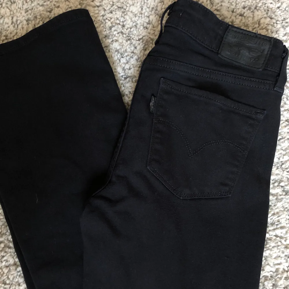 Bootcut jeans från Levi’s Storlek:26 Använda fåtal gånger Som nya Bra i längd, är själv 168 cm Köpta för 1199kr och säljs för 700kr  Om du har frågor eller är intresserad, hör av dig:)   . Jeans & Byxor.