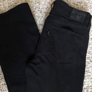 Bootcut jeans från Levi’s Storlek:26 Använda fåtal gånger Som nya Bra i längd, är själv 168 cm Köpta för 1199kr och säljs för 700kr  Om du har frågor eller är intresserad, hör av dig:)   