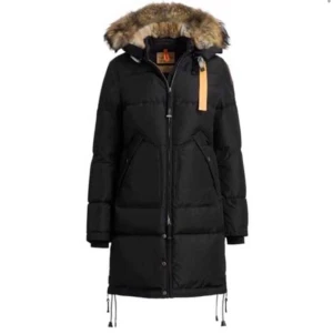 Parajumper long bear - Säljer min jacka på grund av ny jacka! Den har bra skick. Det är även äkta päls. Den har storlek xs men passar även s. Pris kan diskuteras