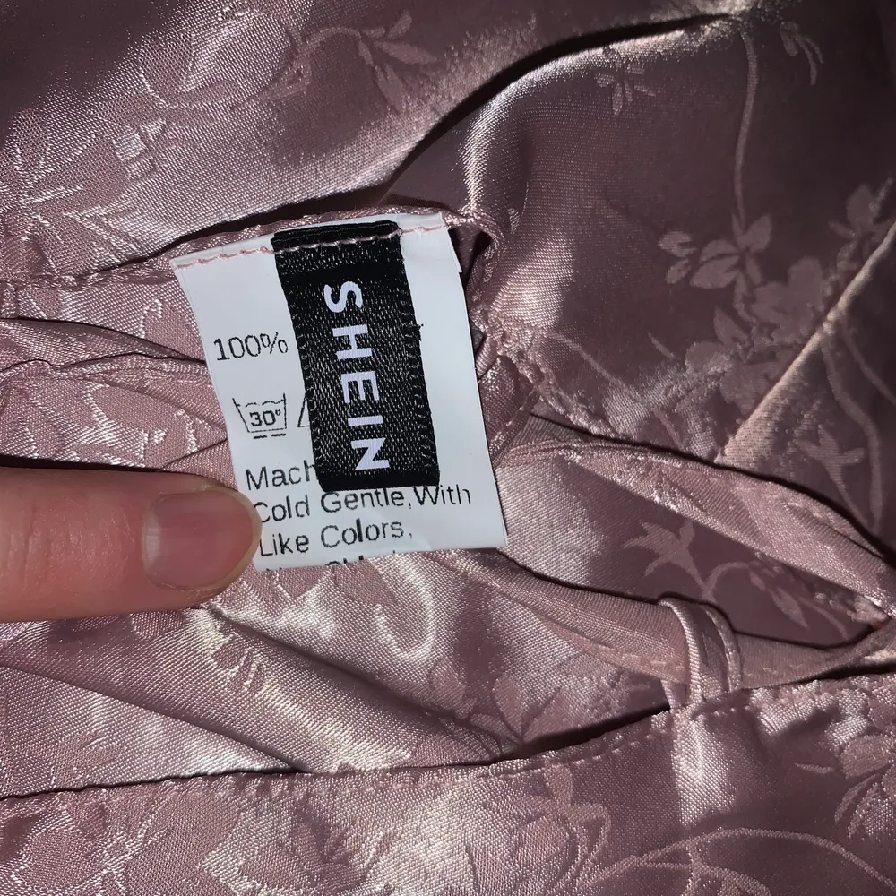 Superfint rosa linne med knytning💗 helt oanvänd, endast prövad. Säljer då den var för liten på mig, storlek S men passar även xs, då den är justerbar💗. Toppar.