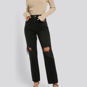 Svarta raka jeans med hål - Säljer ett par svarta raka jeans med hål från Nakd, helt slutsålda på hemsidan.😇Endast använda ett fåtal gånger!. Storlek: 32 men skulle möjligtvis kunna passa en 34.💙 Köpta för 500kr. Buda!🥰