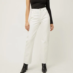 Nyköpta vita voyage jeans - Ett par nyköpta vita voyage jeans från weekday!! Säljer då jag beställde dessa och insåg att dom inte passade, men glömde att skicka tillbaka innan tiden gått ut haha:( De är i storlek: W26 L 28. De köptes för 400, och säljs fortfarande i butik för samma pris. Jag säljer för 150 + frakt🥰