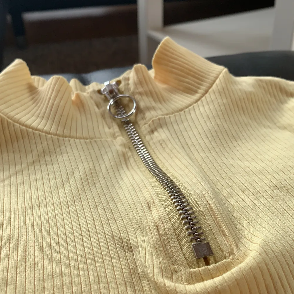 Citrongul tröja med nacke och dragkedja🌼                   Storlek 152 men är stretchig💛                                        30 kr frakt 🚚 . T-shirts.