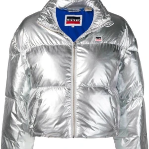 Levis nordic puffer jacket - Säljer min bebis🥺, Silvrig Levis jacka i dun använd fåtal gånger så i mycket fint skick, köptes för runt 2000kr. Fraktkostnad tillkommer eller hämtas upp på Södermalm!🥰