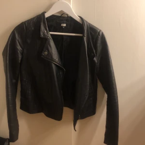 Bik Bok Skinnjacka - Skinnjacka i ganska fint skick! Säljs pga att jag föredrar större skinnjackor och denna är lite tajt för mig. Storleken är i S, den är lite sliten på en del ställen men dessa är där det inte syns (inuti jackan)    Frakt ingår ej i priset - 63kr💖💘