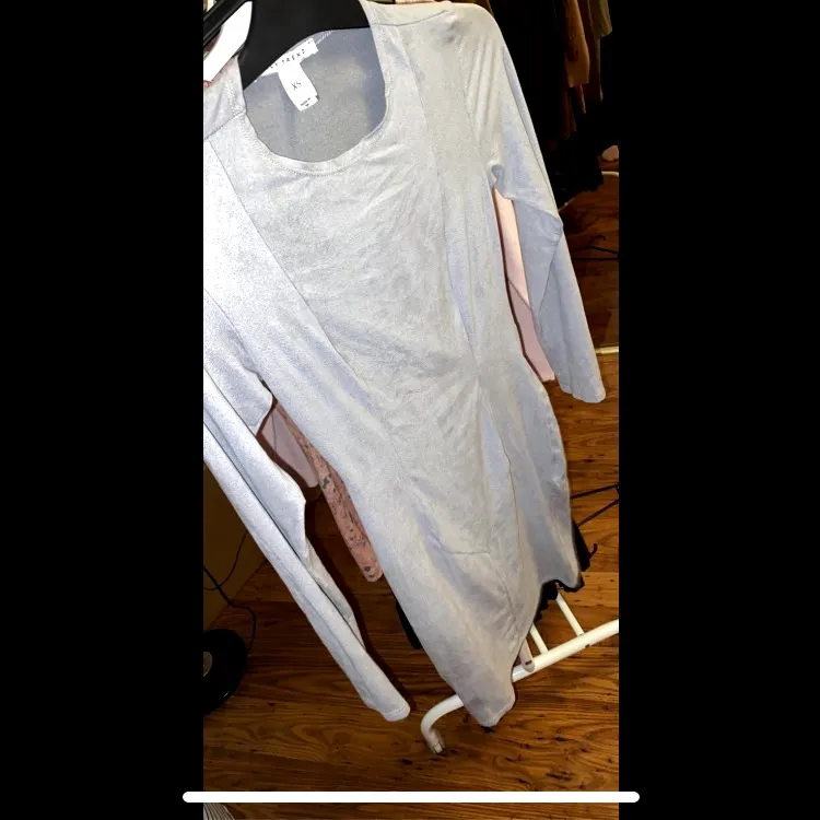 En sammets liknande, grå klänning. Aldrig andvänd och den har bara hängt i garderoben. . Klänningar.