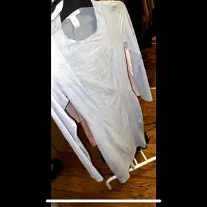 En sammets liknande, grå klänning. Aldrig andvänd och den har bara hängt i garderoben. 