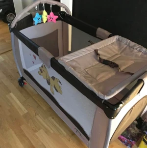 Ihopfällbar barnsäng  - Finns i sätra