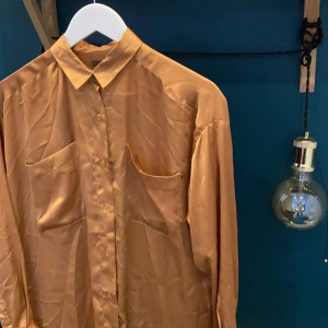 Sidenblus - Supersnygg sidenblus från Åhléns✨