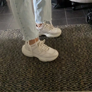 Vita chunky sneakers strl 39 - Populära chunky sneakers från Nelly i storlek 39. Säljer pågrund av förstora för mig. 