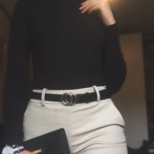 H&M stl 34 - Ett par ankellånga byxor med stretchig twill, något små i stl så jag skulle säga att de är ett par 32or har använt dom 2 gånger. Ny pris 200kr