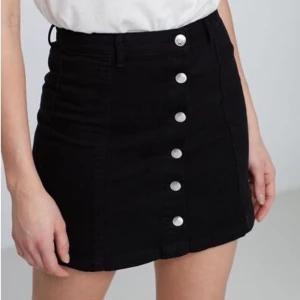 Jeanskjol - Svart jeanskjol från Gina Trico. Säljer pga för liten. Bra kvalite. Köpare står för frakt 