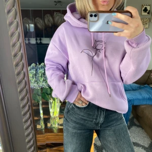 Pastell Lila oversize hoodie - Säljer min fina pastell lila hoodie💕💕den är i storlek M så lite oversize för mig som har S i vanliga fall, super skön och mysig (kund står för frakt)