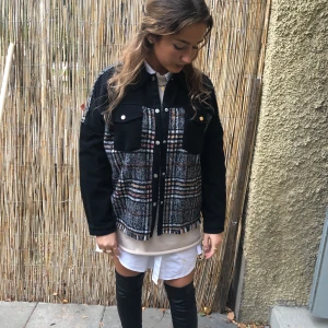 Zara jeansjacka - Trendig jeansjacka från Zara. Storlek small men passar XS-M. Knappt använd. Frakt 63 kr tillkommer.