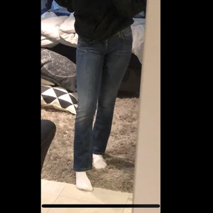 Lågmidjade raka jeans - Skitsnygga raka lågmidjade jeans från acne!!🌟 stl 27/32 dvs passa som xs/s                             skriv för fler bilder🤩