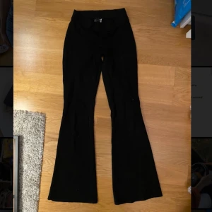 Utsvängda byxor  - Svarta utsvängda byxor från gina tricot. Storlek XS, mjukt och stretchigt material så hade även passat liten S. Säljer för 150, köpare står för frakt. Ganska använda men i bra skick.