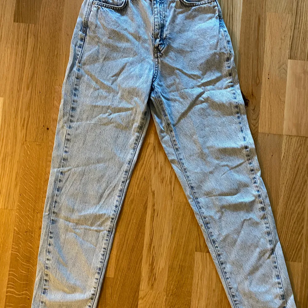 Jag säljer nu dessa super snygga, trendiga jeansen från Gina. De är i sparsamt använt skick☺️Buda från 350kr🥰. Jeans & Byxor.