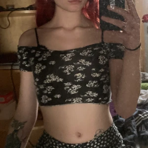 Söt topp  - En topp som jag klippt själv!!! Väääldigt croppad och kort men så snygg😍😍😍😍