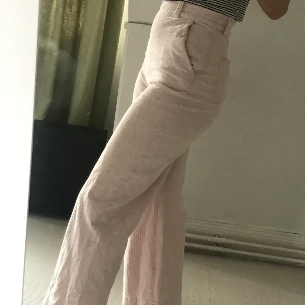 Vida rosa byxor i Manchester i svinbra kvalitet och grym passform. En verkligt unik pärla för din garderob . Jeans & Byxor.