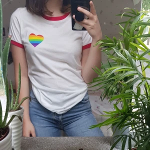 Ny Y2K Pride tröja  - Köpt på HOT TOPIC. Använd en gång. Bra kondition. Storlek ca men även passa bra på S och M.