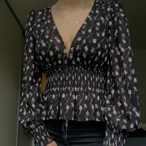 Blommig blus🌸🌼🌸 - Aldrig använd‼️ tunnt tyg och tightare i midja och handlederna✨ djup v-ringning🙂