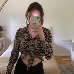 Shorta/blus från Gina tricot! - Den perfekta shortan!! Denna går som ni ser på bilderna att använda på flera olika sätt! Antingen knäpper man inte de sista knapparna och knyter som jag gjort eller så viker man alla och har den under till exempel en college tröja! Använd fåtal gånger🌸