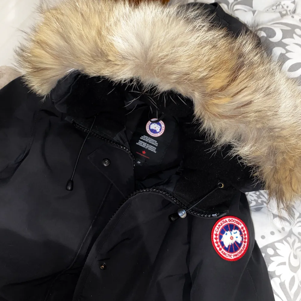 Säljer min canada goose jacka i modellen Victoria Parka. Super snygg och fräsch, använd 1 vinter.  Dam Storlek: S. Nypris ca 10 100kr . Jackor.