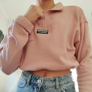 Adidas tröja - Croppad töja från adidas som endast är testad och därför helt i nyskick. Är en dragsko (se andra bilden) så man kan reglera. Jätte fin rosa bege färg med ficka på bröstet och trendig dragkedja. Köparen står för frakt💜