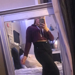 Magtröja - Kort för mig med också för liten, med luva vita snören och vinröd tröja. Används några gånger med blivit för liten. Storlek S, kostnad 30kr exlusive frakt❤️🦋✨📱