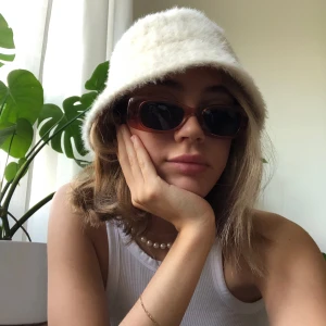 Bucket hat Rho - Vit bucket hat från Weekday, i princip i nyskick! 