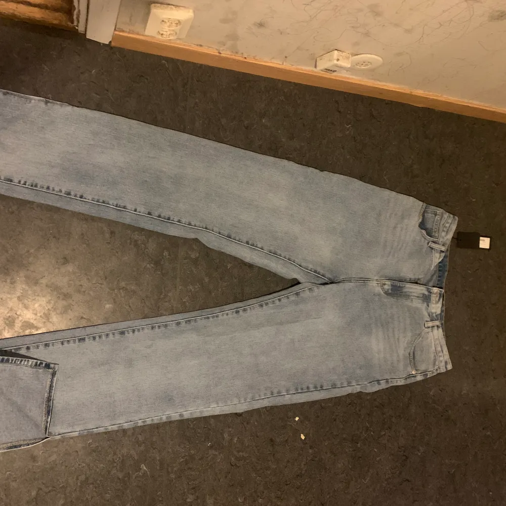 Väldigt fina jeans som är raka passade ej mig i strkl darför säljer jag dem aldrig använda prislappen fortfarande på. Jeans & Byxor.