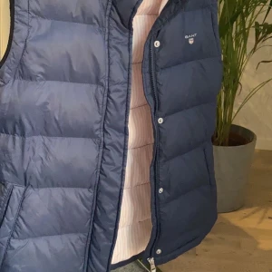 Väst från gant - Storlek 170 men skulle säga som en S. Fint skick:)