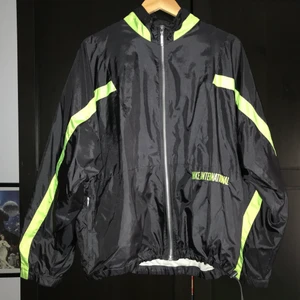 Nike 90’s Jacka M - Köpt på hornstull strand marknad av en snubbe som sålde av sina 90’s kläder. Börja buda!! Storlek M men passar L och XL. Köparen betalar frakt!!