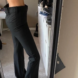 Utsvängda kostymbyxor Zara - Utsvängda kostymbyxor från zara. Använda 1 gång. Köptes för 400 kr.