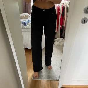 Svarta raka jeans - Från Åhléns, märke Carin Wester! Storlek 38, jag är 173cm lång☺️