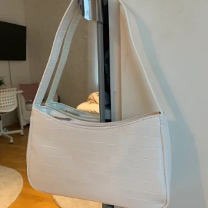 Vit handväska - Helt oanvänd vit handväska. Superfin men jag har en liknande och därför säljs denna. Frakt tillkommer💞 Buda i kommentarerna❣️❣️❣️