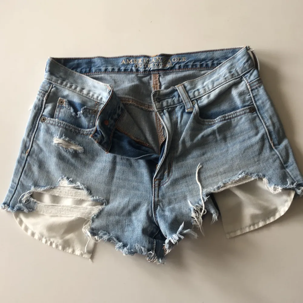 Använt plagg därför det är så billigt! Hoppas nån annan kan använda det tills det inte är snyggt eller helt längre, vilket det är nu. Väldigt rak passform som inte formar sig efter kroppen som andra shorts. Frakt ingår inte. Shorts.