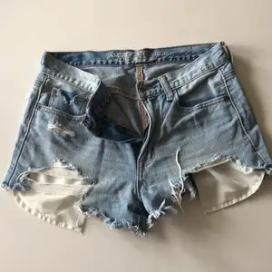 Använt plagg därför det är så billigt! Hoppas nån annan kan använda det tills det inte är snyggt eller helt längre, vilket det är nu. Väldigt rak passform som inte formar sig efter kroppen som andra shorts. Frakt ingår inte