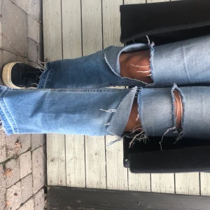 Jeans ifrån LOIS - Jeans ifrån lois! Själv klippt hålen och det är väldigt snygga! Säljer då jag ej kan ha de längre, storlek 26 L32. Nypris över 1400kr💓