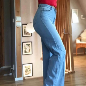  - Säljer mina långa raka jeans från Nakd, ljus tvätt, frakt 66kr ankellängd på mig som är 173cm 